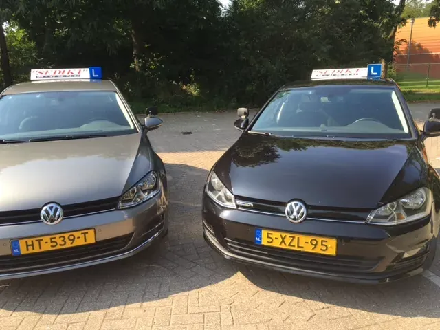 De twee VW Golf lesauto&rsquo;s van Autorijschool Sediki met het blauwe L-bord op het dak