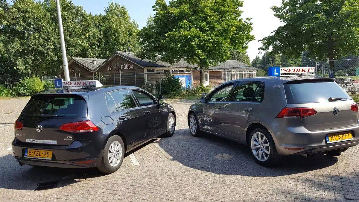 De twee VW Golf lesauto’s van Autorijschool Sediki geparkeerd in Gouda