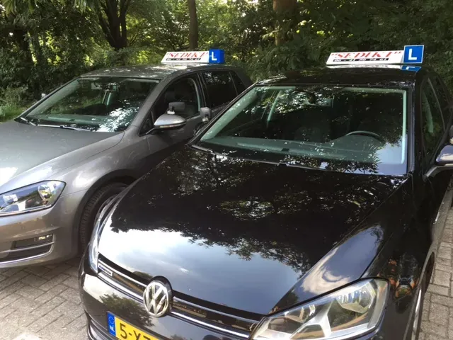 De twee lesauto&rsquo;s van Autorijschool Sediki naast elkaar in Gouda